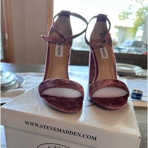 NWB Carson pink velvet 4in heel size 6